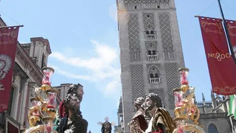 El paso volvió a su templo tras recogerse la Custodia y entró sobre las tres de la tarde