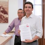 El portavoz del PSOE en el Parlamento, Mario Jiménez, registró ayer la iniciativa legislativa