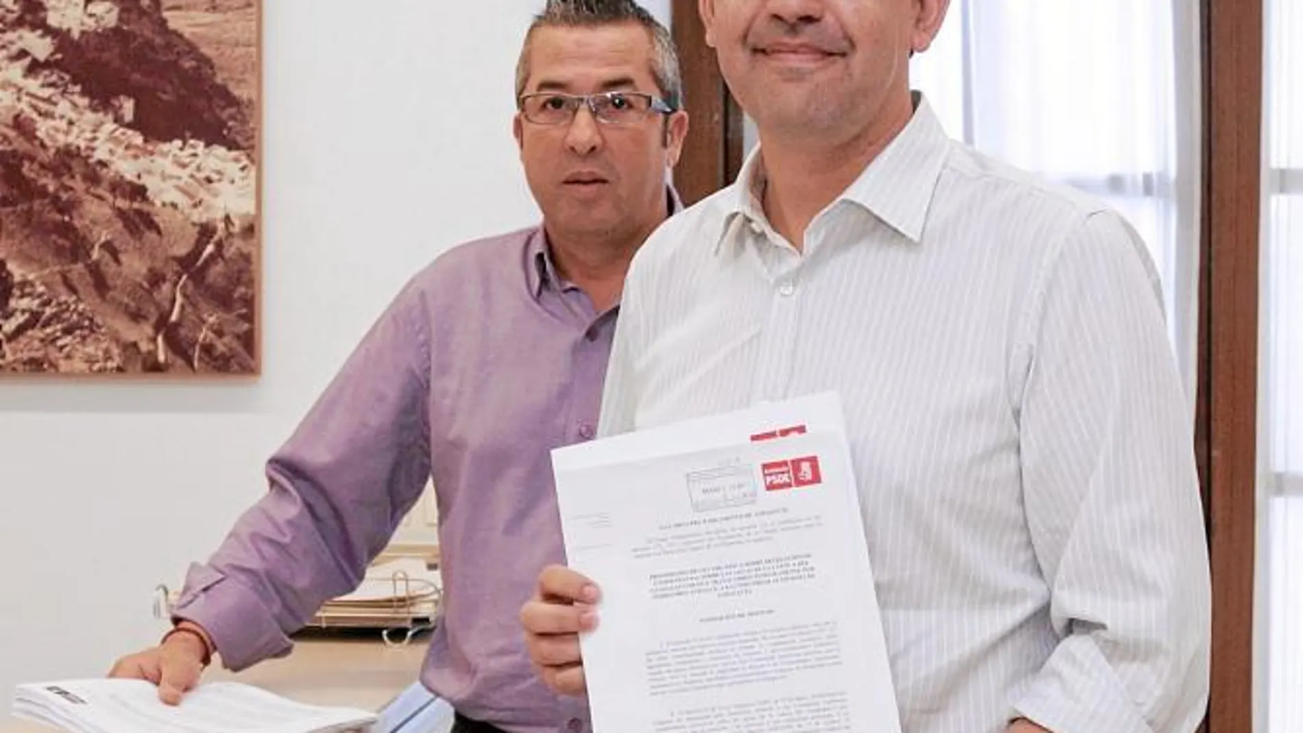 El portavoz del PSOE en el Parlamento, Mario Jiménez, registró ayer la iniciativa legislativa