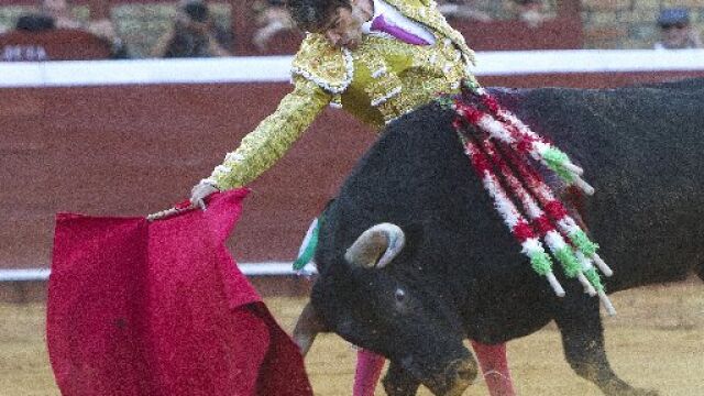 José Tomás se estira en un derechazo, en la plaza de toros de Huelva