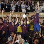 Los jugadores del FC Barcelona celebran tras recibir el trofeo de la Supercopa de Europa