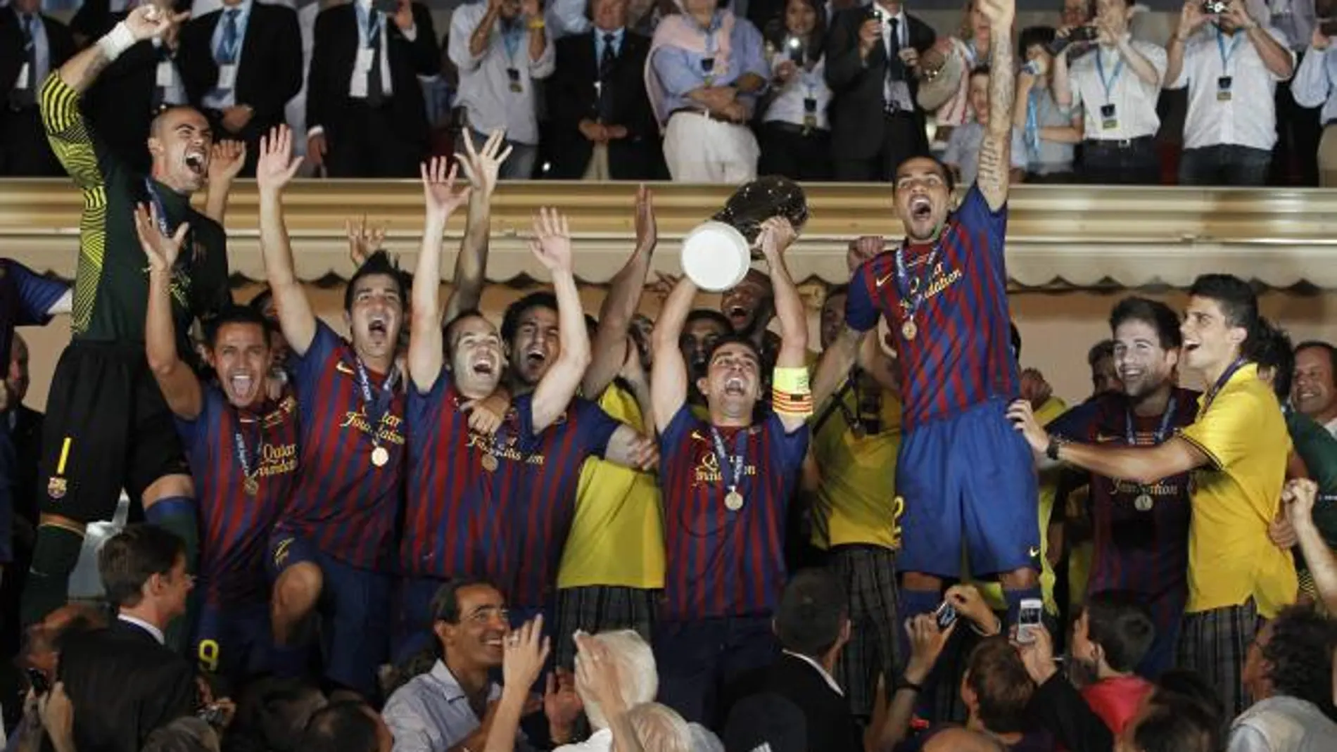 Los jugadores del FC Barcelona celebran tras recibir el trofeo de la Supercopa de Europa