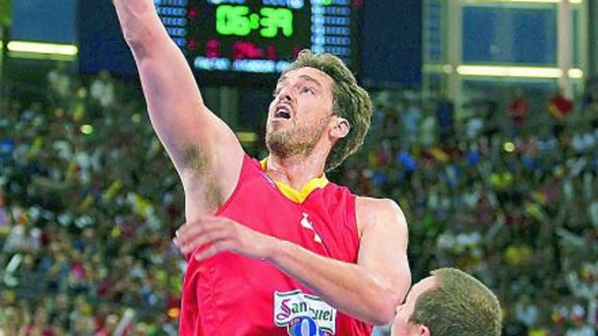 Pau Gasol ejecuta una bandeja fácil durante el encuentro amistoso de ayer en el Madrid Arena ante Lituania