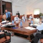 El presidente Herrera se dirige a sus consejeros durante las delibercaciones del Consejo de Gobierno
