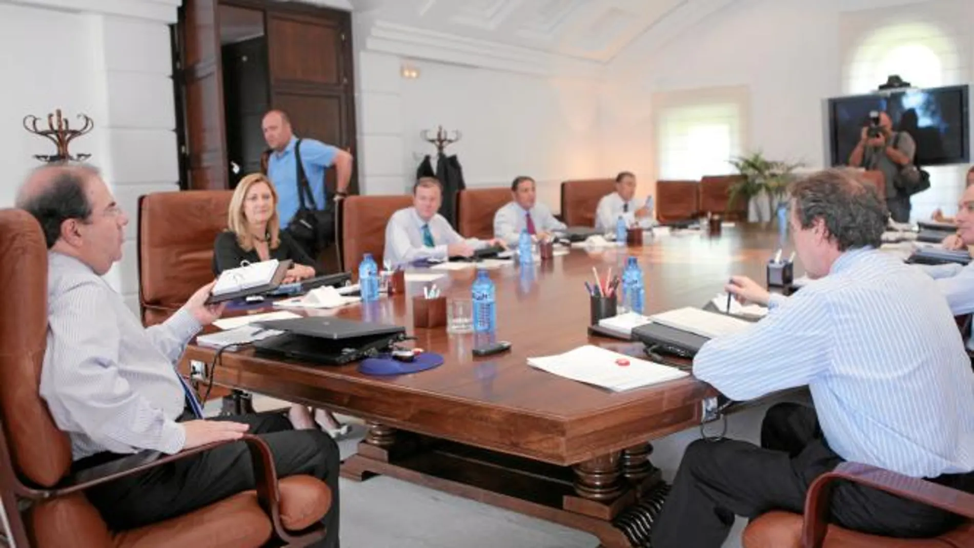 El presidente Herrera se dirige a sus consejeros durante las delibercaciones del Consejo de Gobierno