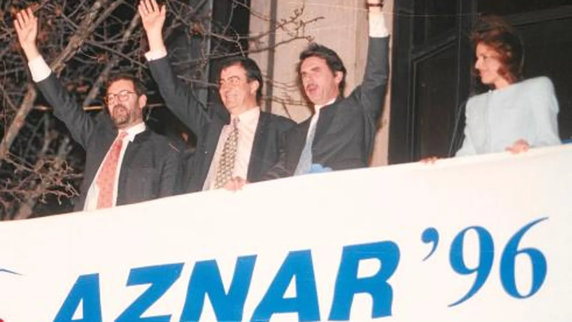 Aznar junto a Álvarez Cascos, Rajoy y Ana Botella en el balcón de Génova la noche electoral