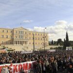Miles de trabajadores abandonan sus puestos y se concentran frente al Parlamento para manifestarse contra el programa de austeridad económica planteado por el Gobierno, en Atenas (Grecia).