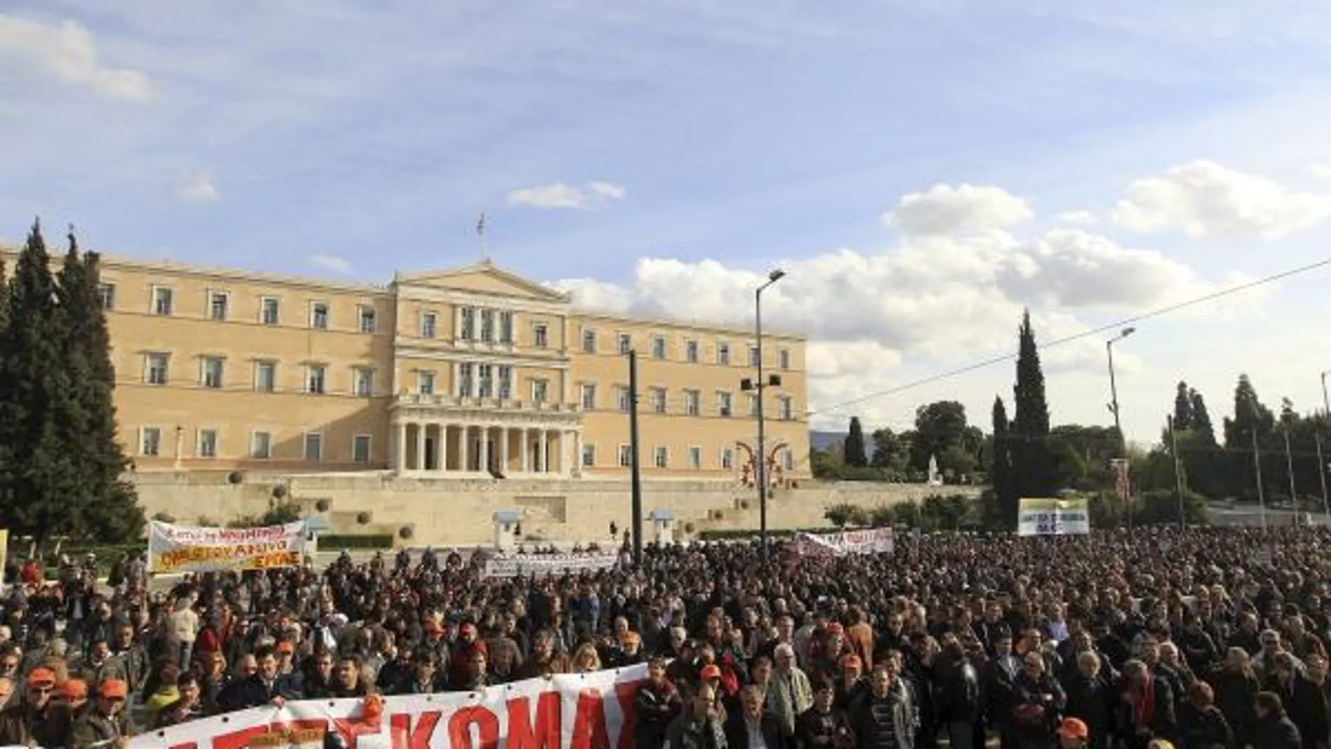 Miles de trabajadores abandonan sus puestos y se concentran frente al Parlamento para manifestarse contra el programa de austeridad económica planteado por el Gobierno, en Atenas (Grecia).