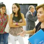 Soraya Sáenz de Santamaria conversa con algunas periodistas tras la rueda de prensa