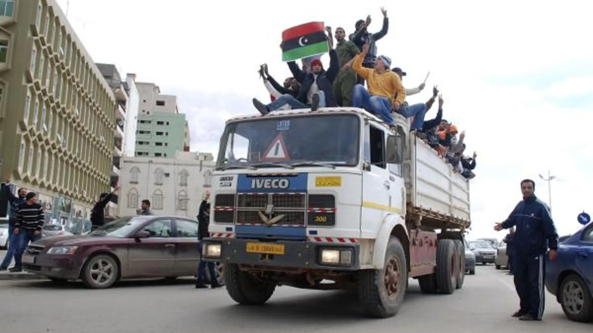 Los rebeldes celebran con una bandera monárquica la toma de Bengasi