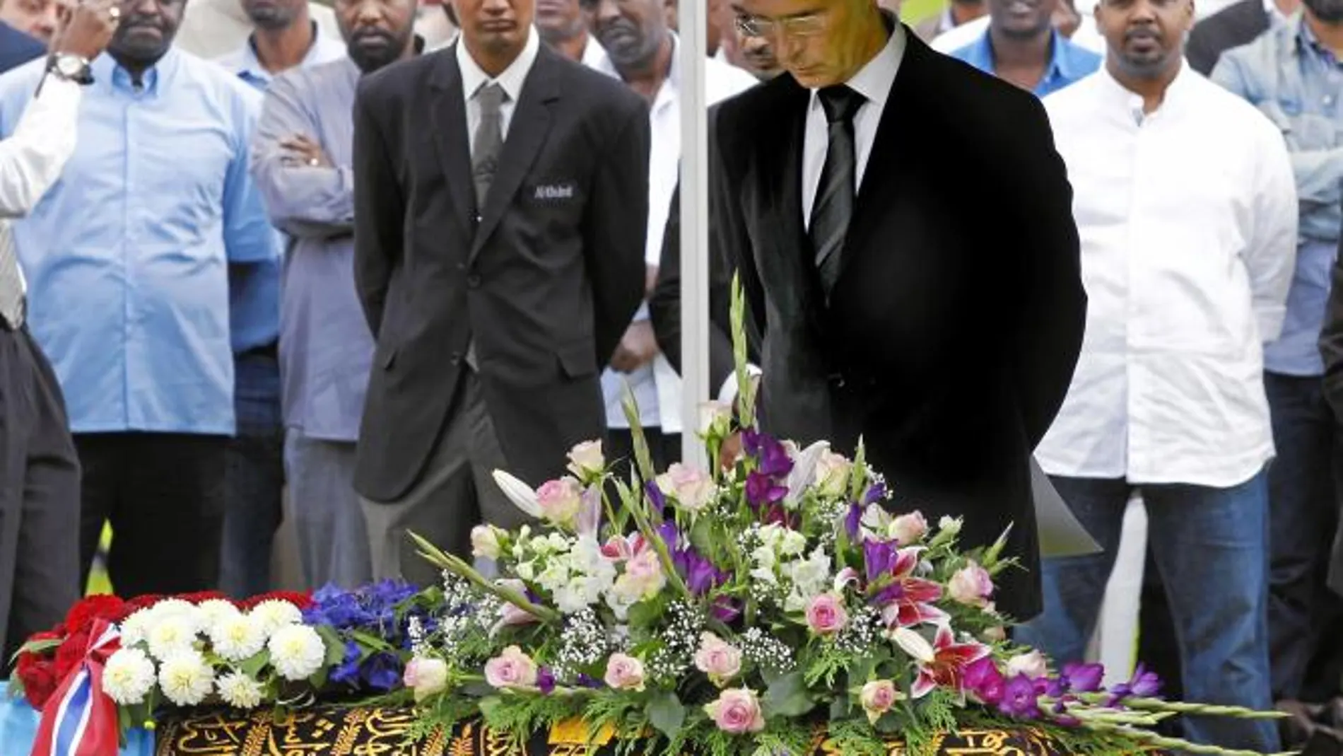 El primer ministro noruego, Jens Stoltenberg, asisitió ayer al funeral de Mona Abdninur, una de las víctimas de la matanza de la isla de Utoeya