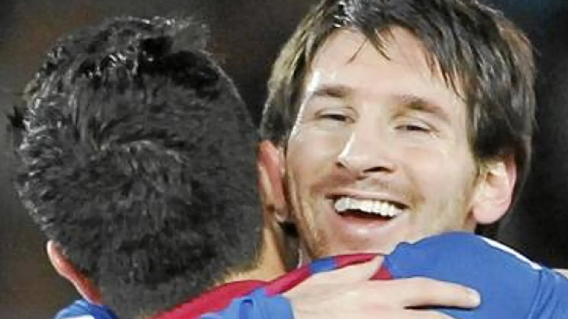 Messi, que igualó el récord de Pedro de marcar al menos un gol en seis competiciones, abraza a Xavi