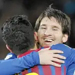 Messi, que igualó el récord de Pedro de marcar al menos un gol en seis competiciones, abraza a Xavi