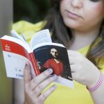 Cada ejemplar, como el de la imagen, contiene el texto de San Mateo en seis idiomas