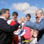 Juan Ignacio Zoido y Javier Arenas mostraron su apoyo a los jóvenes de un club de remo en su visita al Prado