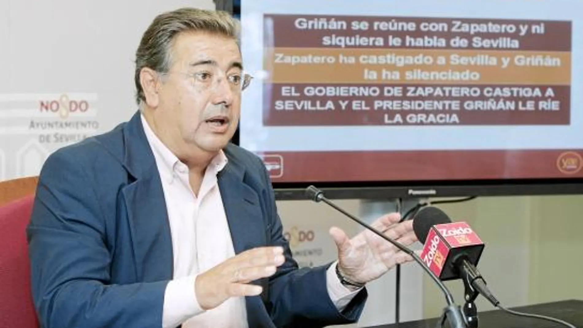 El portavoa del PP en el Ayuntamiento, Juan Ignacio Zoido, en la rueda de prensa de ayer