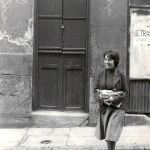 Amalia Avia, frente a una de las puertas de Madrid que pintó
