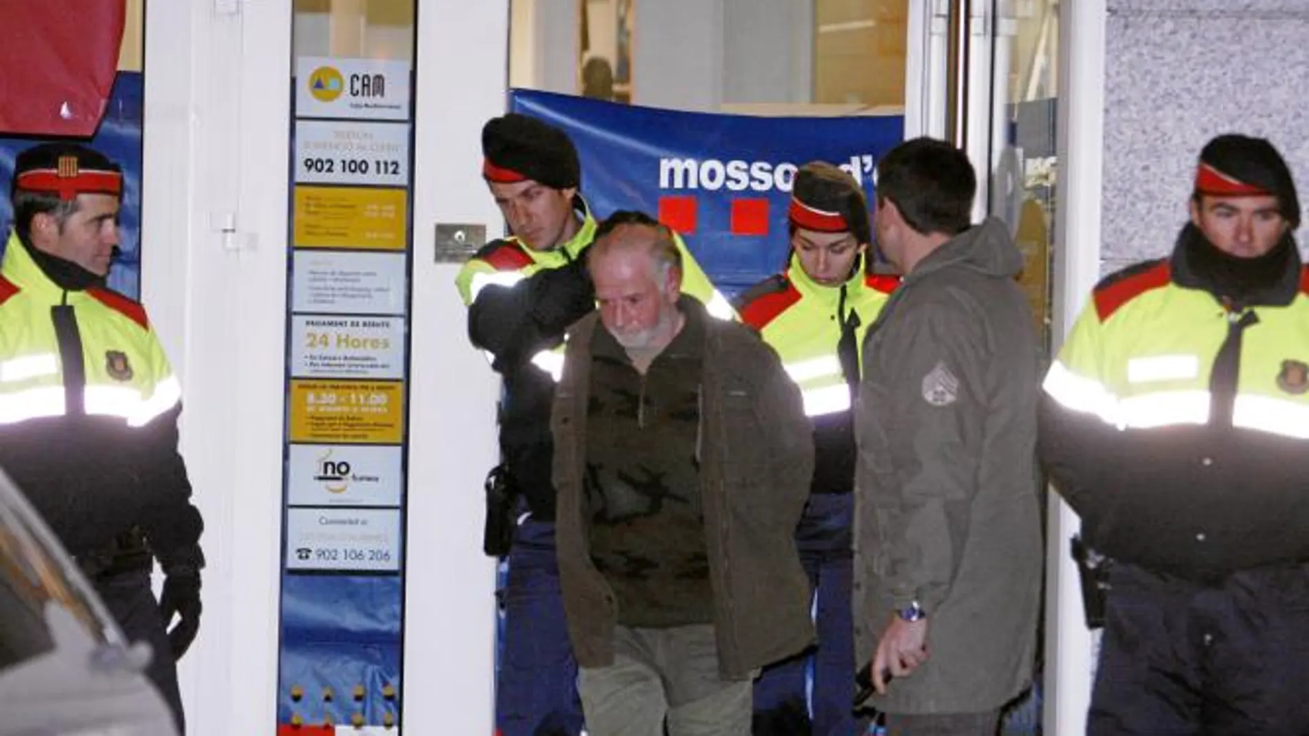 En la imagen, Pere Puig reconstruyendo los hechos junto a los Mossos d'Esquadra