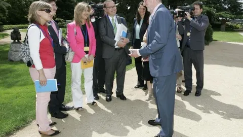 Don Juan Carlos, conversando con los periodistas