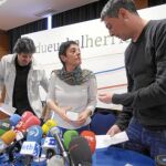 Pello Urizar, Mertxe Aizpurua y Oskar Matute, representantes de Bildu, ayer, durante la rueda de prensa que ofrecieron en San Sebastián