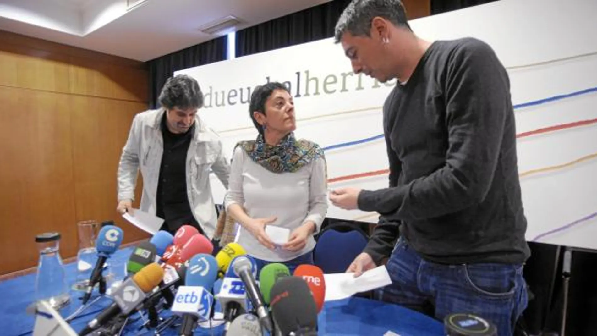Pello Urizar, Mertxe Aizpurua y Oskar Matute, representantes de Bildu, ayer, durante la rueda de prensa que ofrecieron en San Sebastián