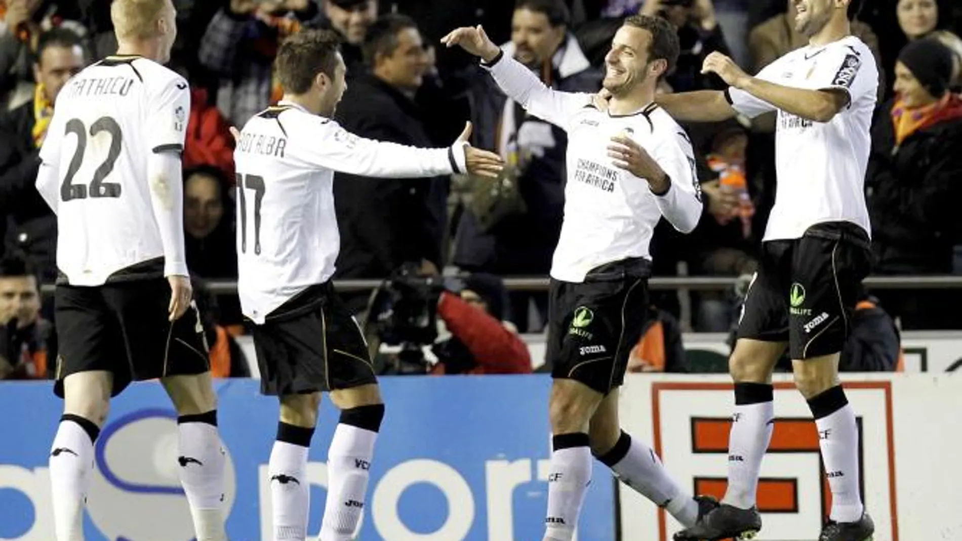 El delantero del Valencia CF Roberto Soldado (2d) celebra su segundo gol junto a sus compañeros Jeremy Mathieu (i), Jordi Alba (2i) y Jonas Gonçalves