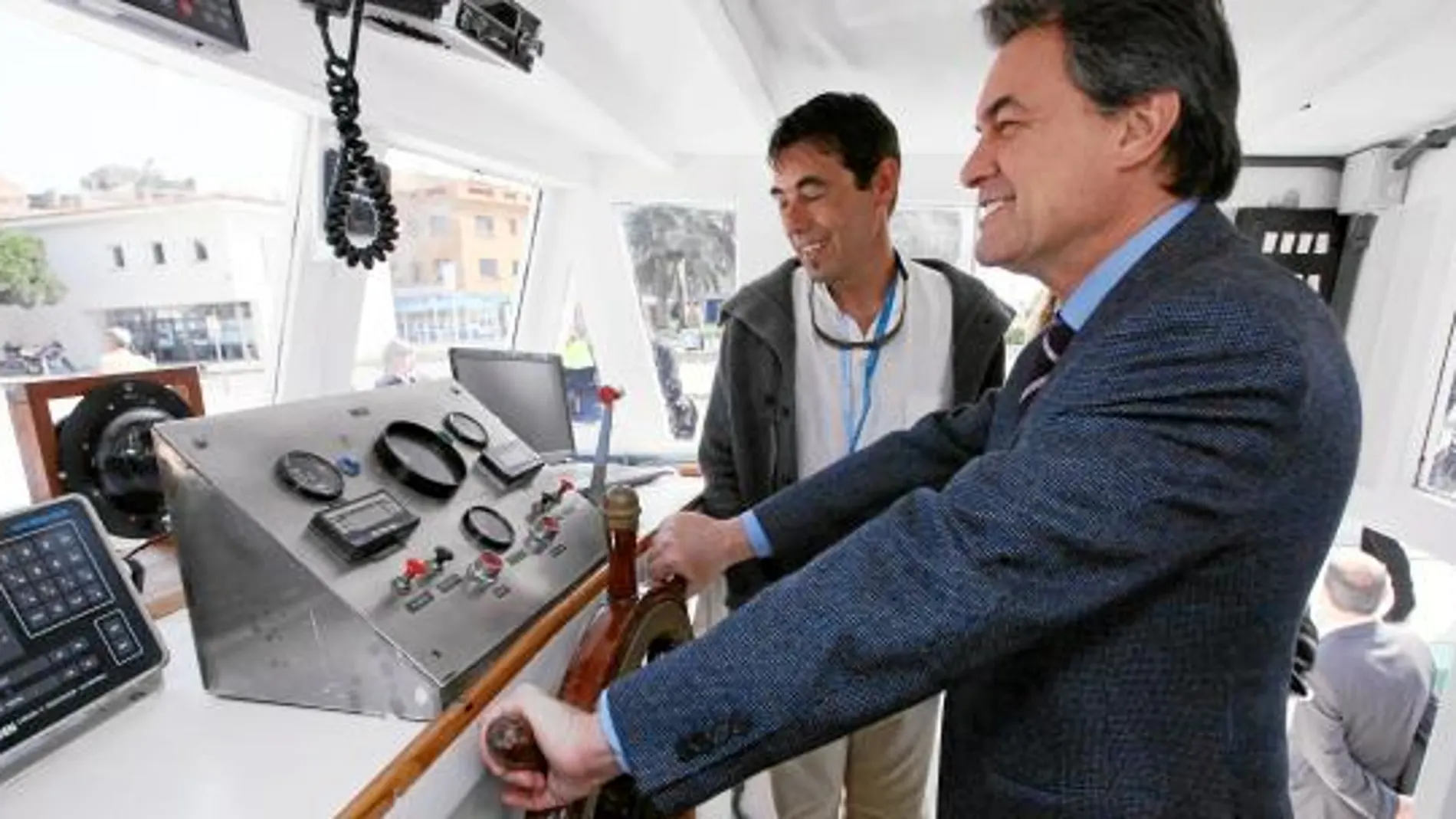 Artur Mas se puso al frente del timón de un barco durante la inauguración del Espai del Peix de Palamós