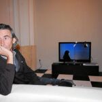 El artista belga, Francis Alÿs, ayer en Murcia junto a uno de los videos