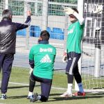 Mourinho y los porteros Casillas y Dudek, durante el entrenamiento de ayer en Valdebebas. A los tres la UEFA les ha abierto expediente