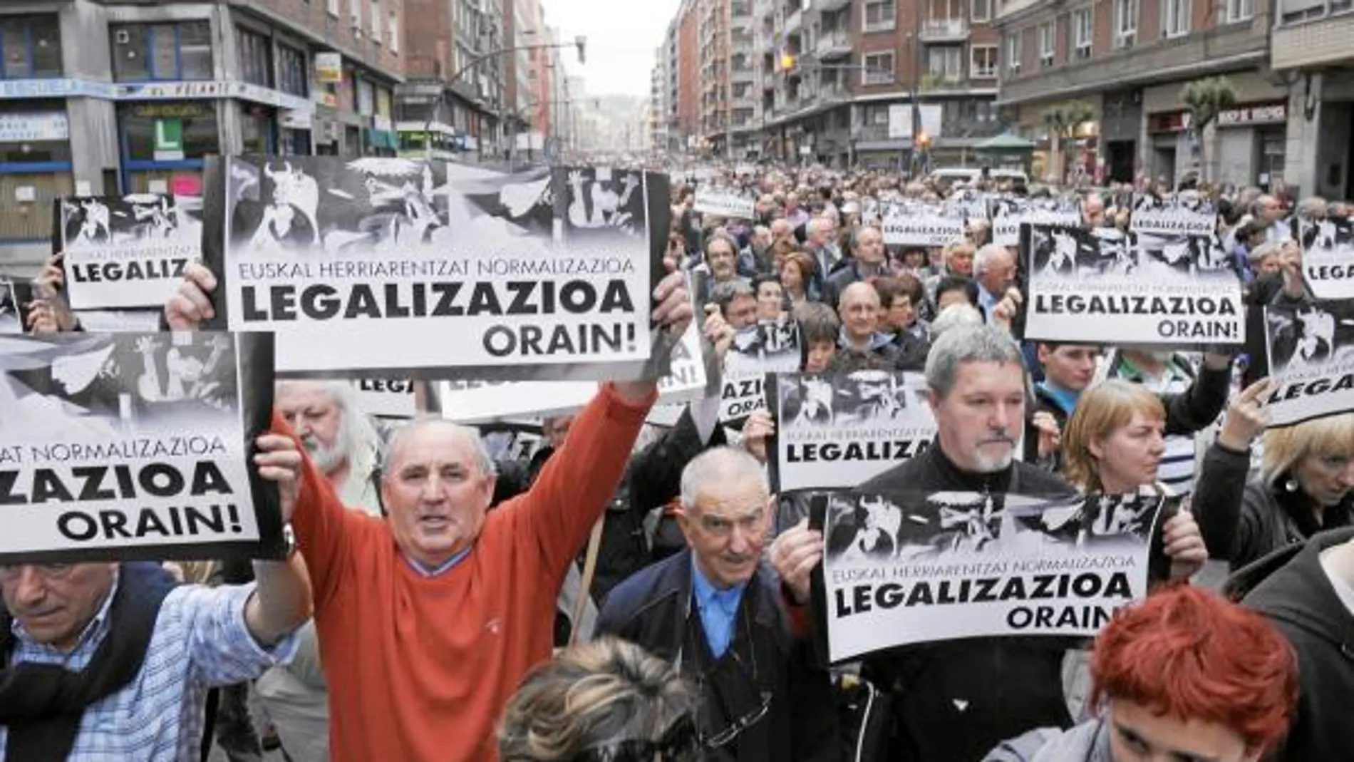 Bilbao fue ayer escenario otra vez de una manifestación para «presionar» a la Justicia con el fin de que dé luz verde a Sortu