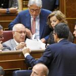 Diputados del PSOE, PP y CiU negocian ayer durante la sesión