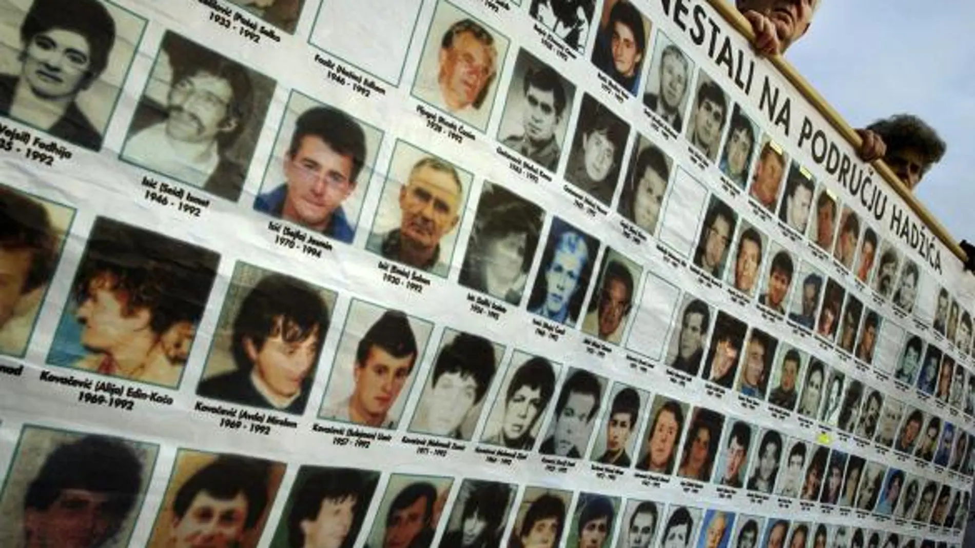 Un cartel recuerda las fotos de los desaparecidos
