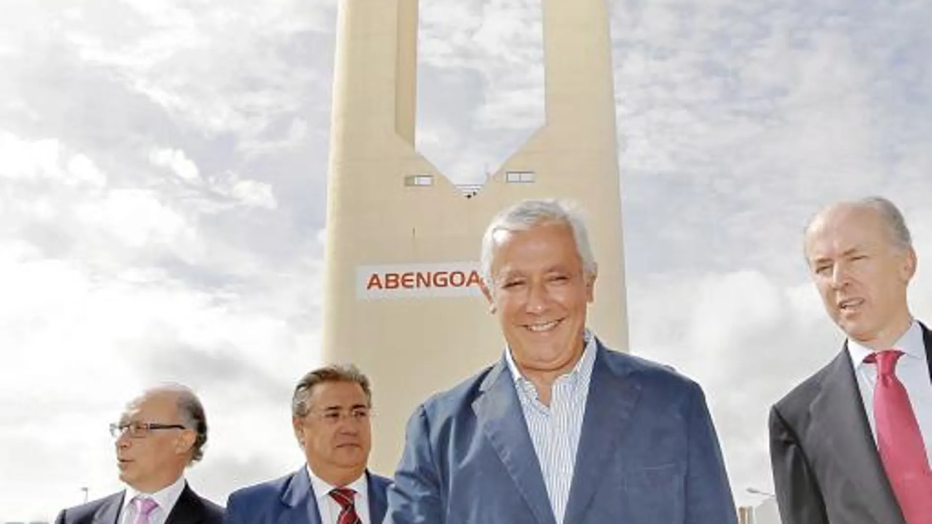 Arenas, junto a Montoro y Zoido, visitó ayer una planta solar de Abengoa en Sanlúcar la Mayor (Sevilla)