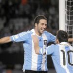 Messi felicita a Higuaín por uno de sus tres goles