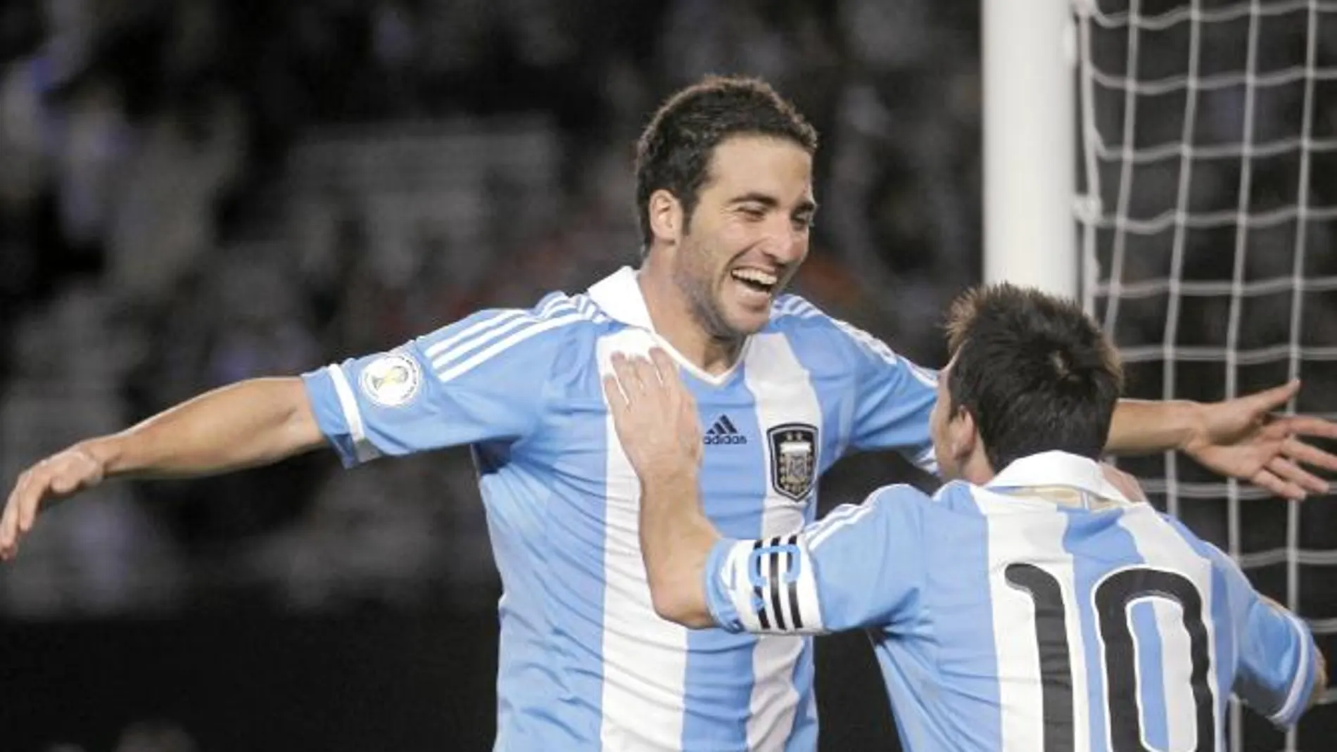 Messi felicita a Higuaín por uno de sus tres goles