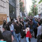 Los «indignados», durante la protesta del 3 de junio ante la sede del BBVA, en Valladolid