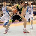 El alero del Real Madrid, Carlos Suárez (c), controla el balón entre Ricardo Úriz (i) y Jimmy Baron, del Lagun Aro GBC, durante el partido de la Liga ACB