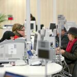 Una mujer que busca trabajo resuelve dudas en una oficina del Servicio Público de Empleo