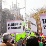 Más de un centenar de personas celebró la vida y condenó la cultura de la muerte frente a la Sagrada Familia de Barcelona