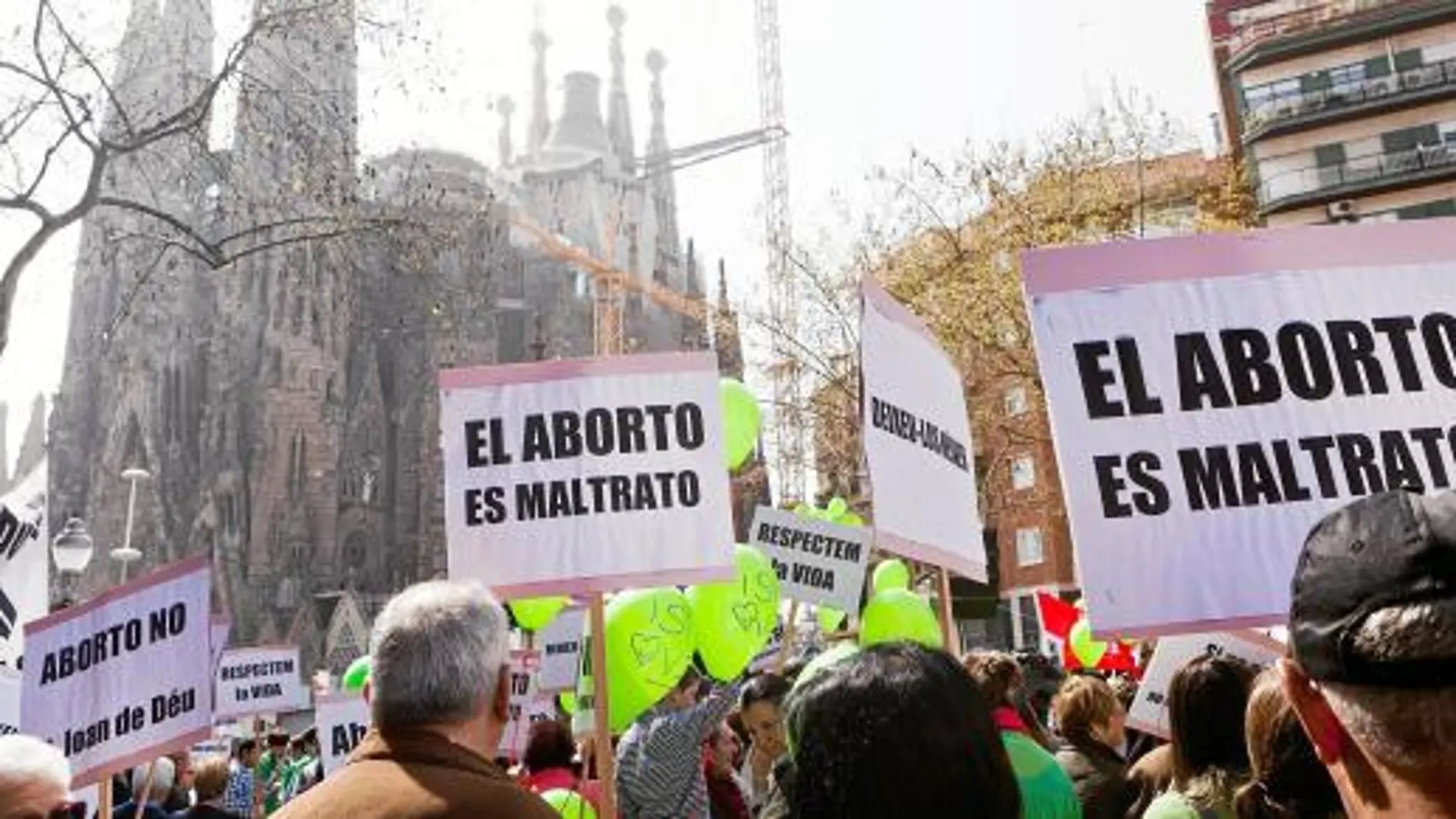 Más de un centenar de personas celebró la vida y condenó la cultura de la muerte frente a la Sagrada Familia de Barcelona