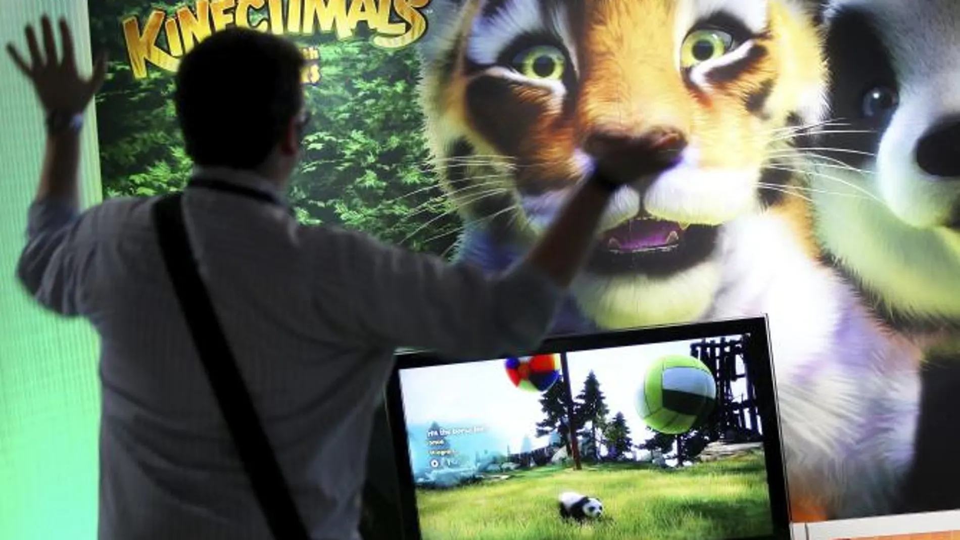 Un hombre participa en uno de los videojuegos expuestos en Gamescom