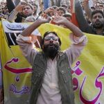 Manifestantes contra el indulto a Asia Bibi gritan consignas en una concentración celebrada en Karachi, ayer