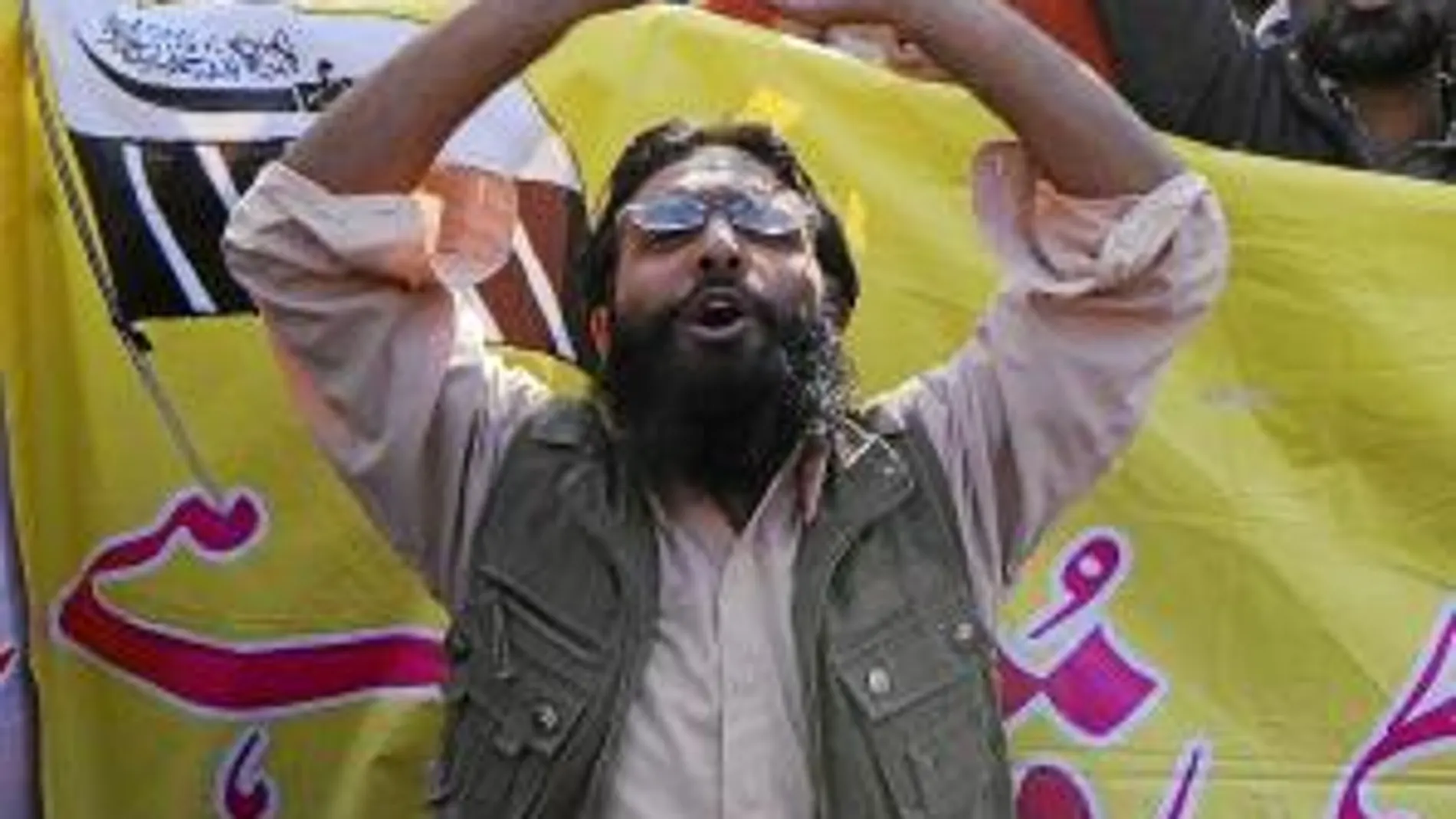 Manifestantes contra el indulto a Asia Bibi gritan consignas en una concentración celebrada en Karachi, ayer