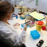 Las farmacias murcianas se suman a la campaña ‘el otro test’ para concienciar en la detección precoz del cáncer de colon