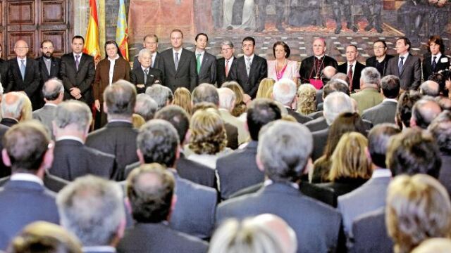 La Senyera realizó su recorrido sin incidentes acompañada por miles de valencianos