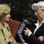La ministra española de Economía, Elena Salgado, conversa con su homóloga francesa, Christine Lagarde