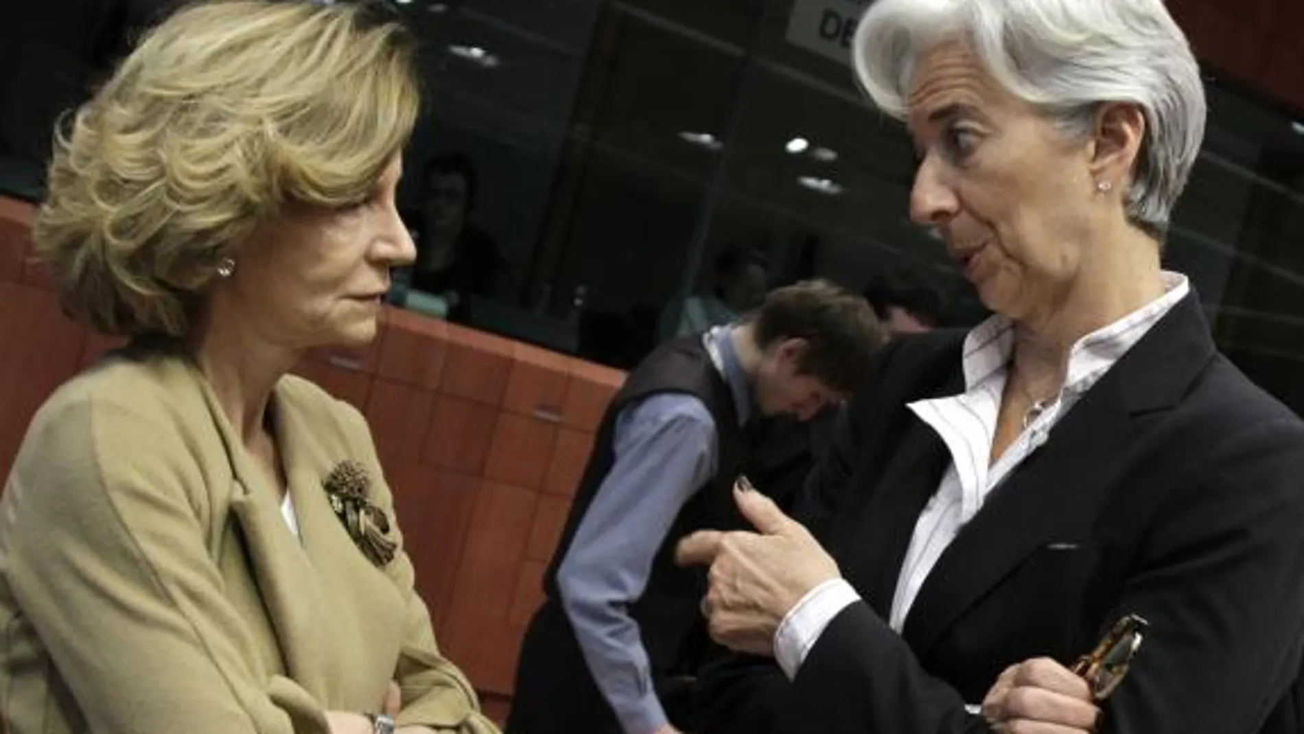 La ministra española de Economía, Elena Salgado, conversa con su homóloga francesa, Christine Lagarde