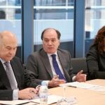 El vicepresidente económico, Tomás Villanueva, junto a Begoña Hernández y Vicente Villagrá, realiza el balance del II Plan de Internacionalización Empresarial