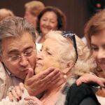 Zoido y Sáenz de Santamaría saludan al público asistente al acto «Somos una Sevilla que quiere igualdad»