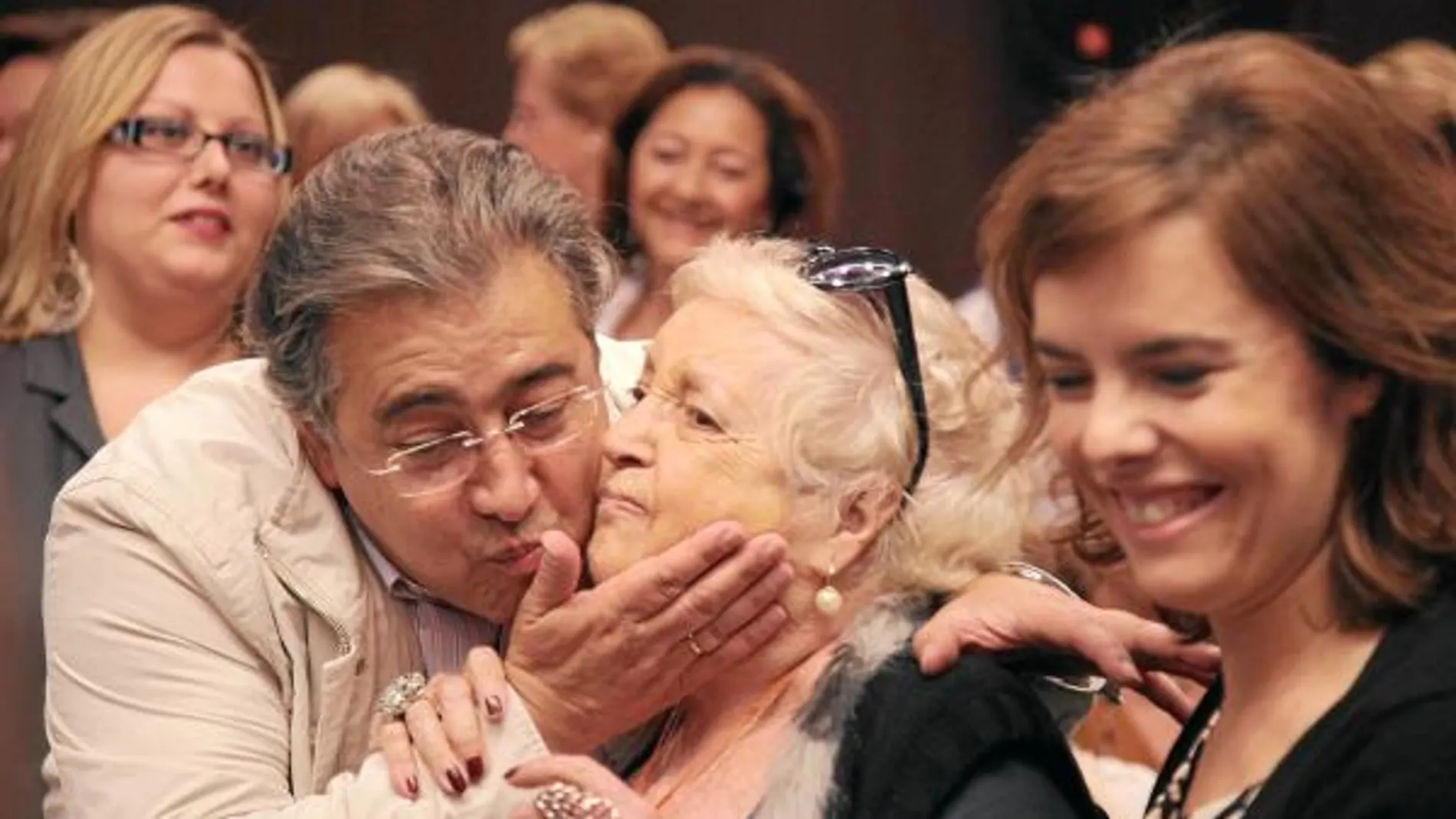 Zoido y Sáenz de Santamaría saludan al público asistente al acto «Somos una Sevilla que quiere igualdad»